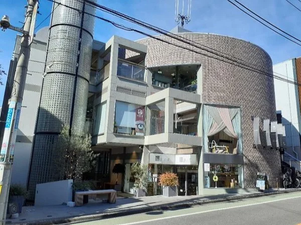 自由が丘のスケルトン店舗物件の外観
