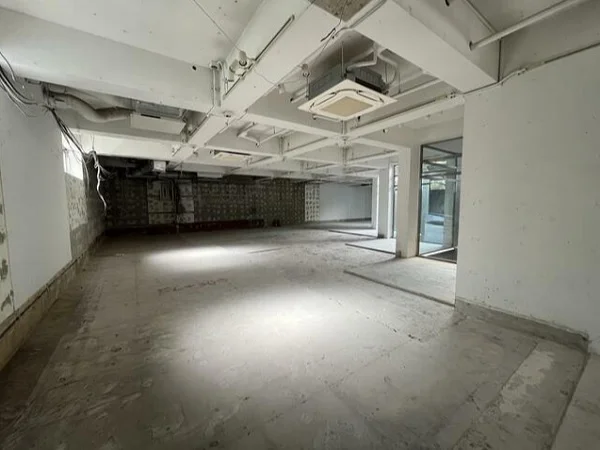 自由が丘のスケルトン店舗物件の内装
