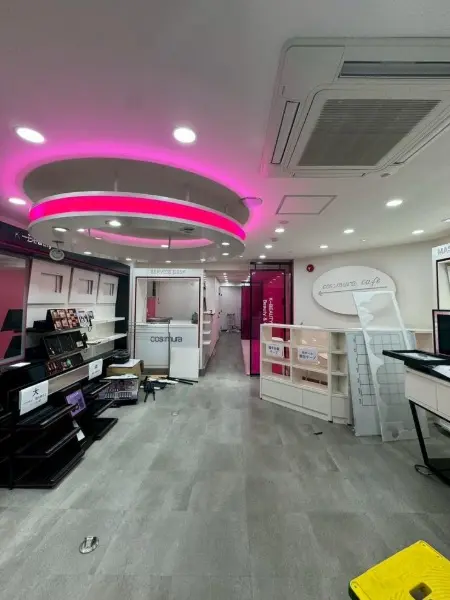 神保町の物販居抜きの内装