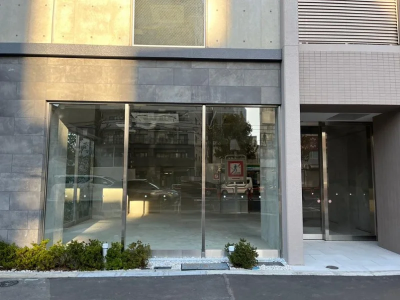 巣鴨のスケルトン店舗物件のエントランス