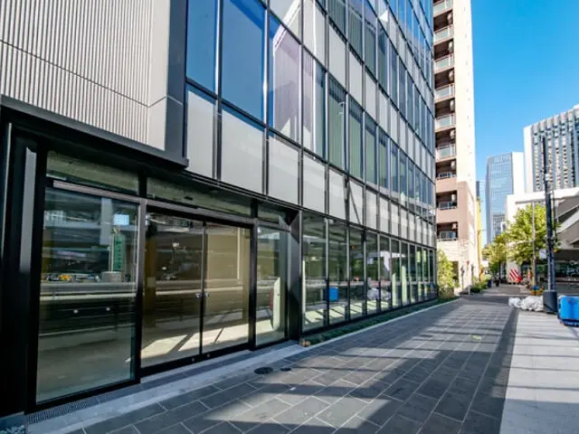 六本木一丁目のスケルトン店舗物件の外観