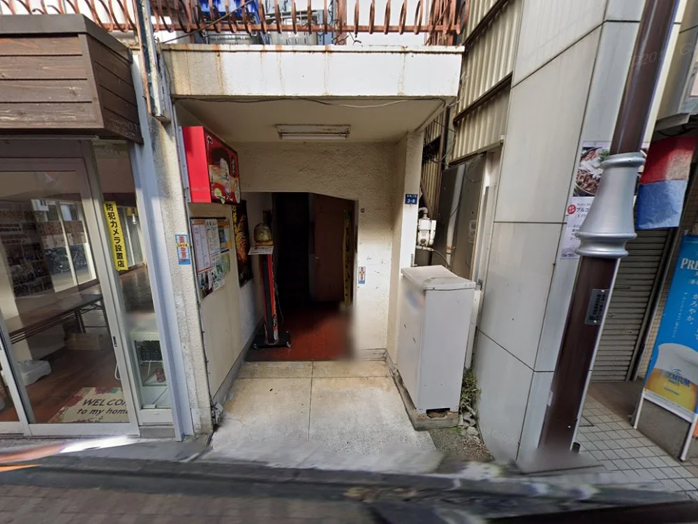 下赤塚のスケルトン店舗物件のエントランス