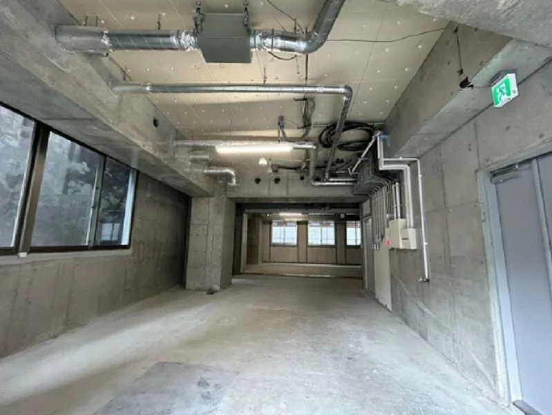 六本木のスケルトン店舗物件の内装