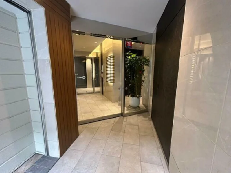 六本木のスケルトン店舗物件のエントランス