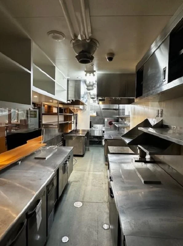 日の出のビストロ・洋食居抜きの厨房