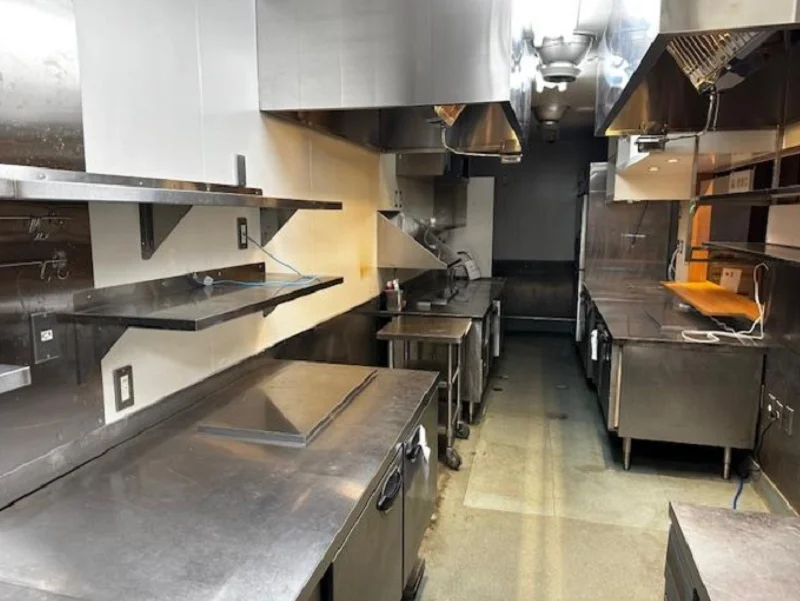 日の出のビストロ・洋食居抜きの厨房