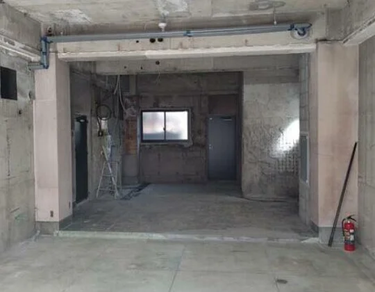 堀ノ内のスケルトン店舗物件の内装