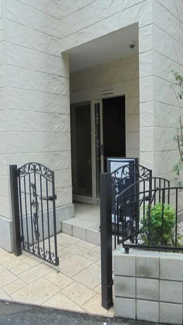 貸店舗(スケルトン)のエントランス