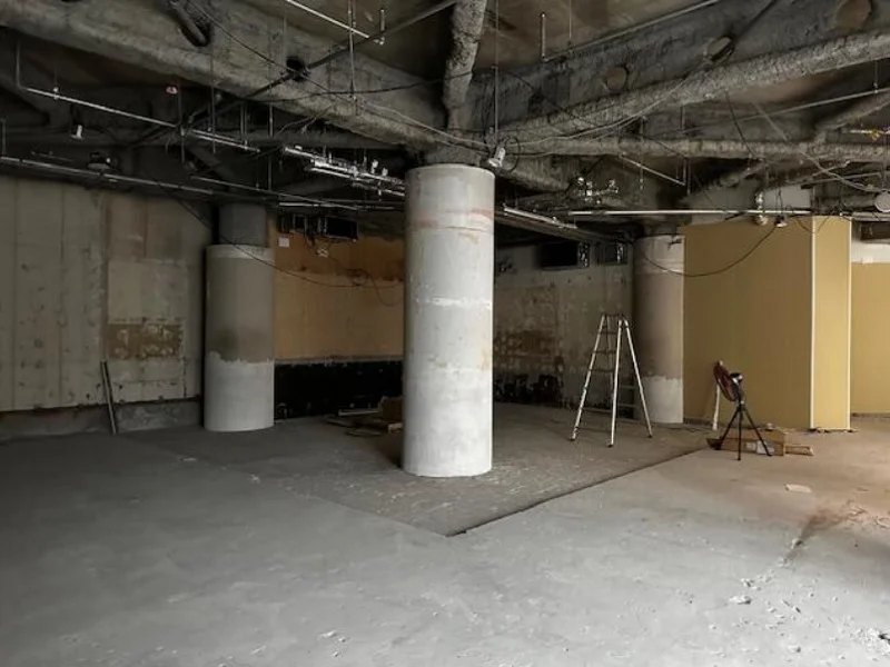 浜松町のスケルトン店舗物件の内装