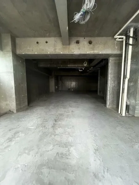 王子のスケルトン店舗物件の内装