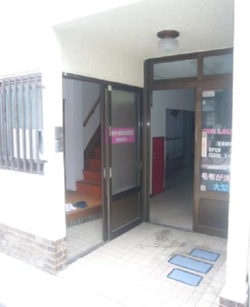 十条のスケルトン店舗物件のエントランス