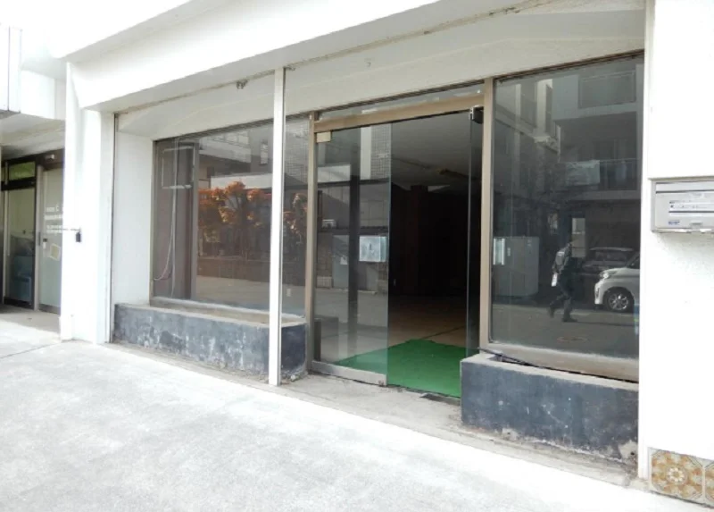 北松戸のスケルトン物件のエントランス