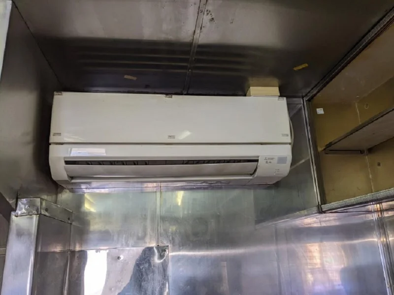 テイクアウトの居抜き物件の厨房