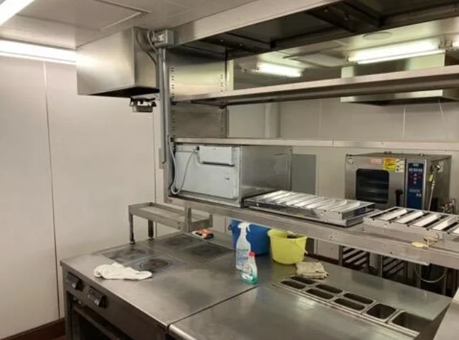 テイクアウトの居抜き物件の厨房