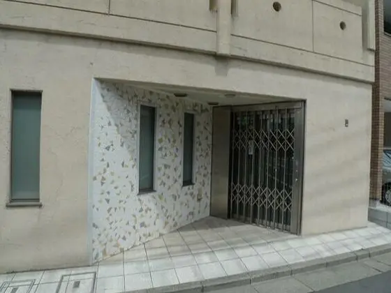 雑色のスケルトン店舗物件のエントランス