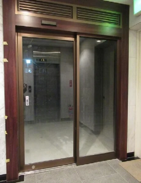 内幸町のスケルトン店舗物件のエントランス