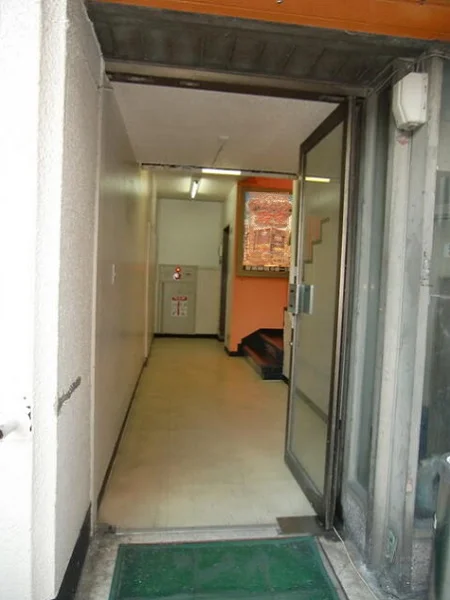 貸店舗(スケルトン)のエントランス