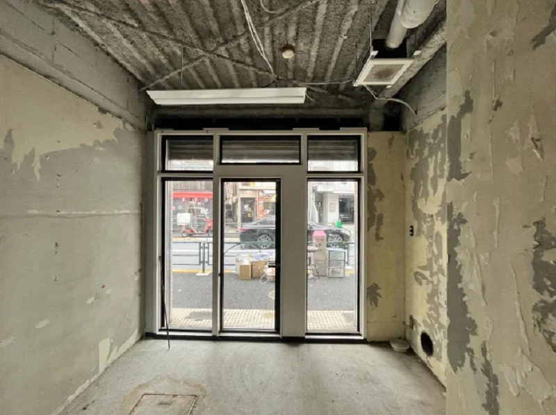 貸店舗(スケルトン)のエントランス