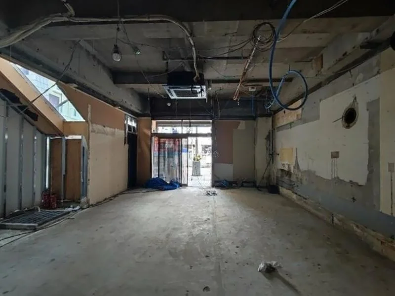 本厚木のスケルトン店舗物件の内装