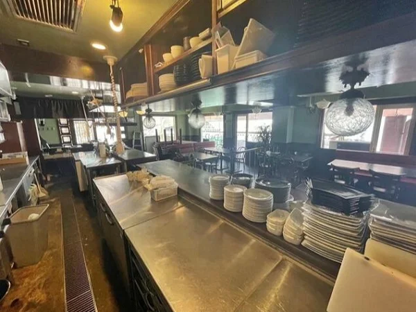 ダイニングバーの居抜き物件の厨房