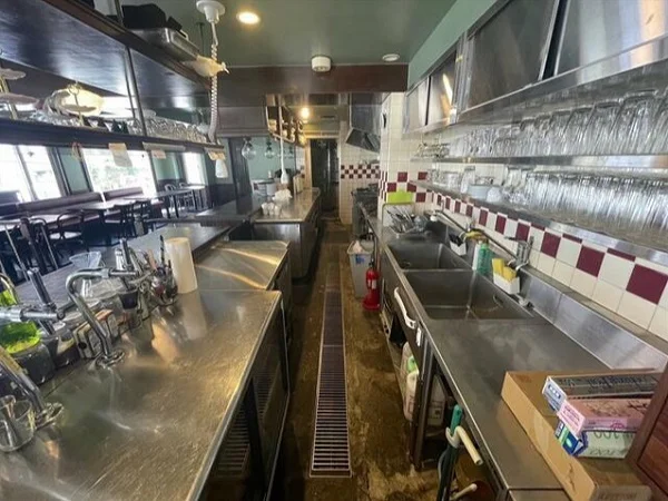 ダイニングバーの居抜き物件の厨房