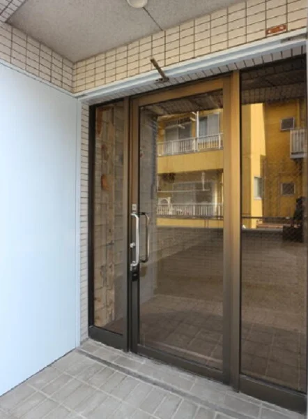 武蔵新田のスケルトン店舗物件のエントランス