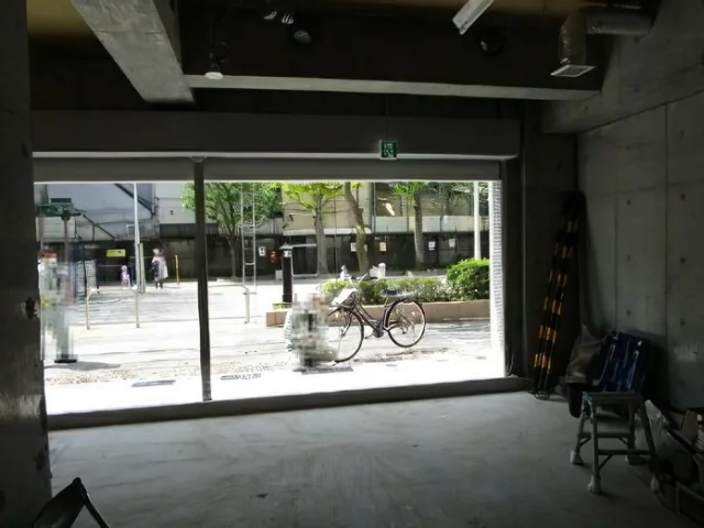 蔵前のスケルトン店舗物件のエントランス