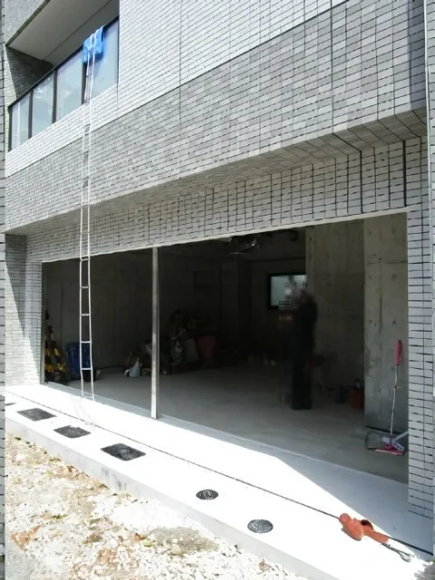 蔵前のスケルトン物件のエントランス