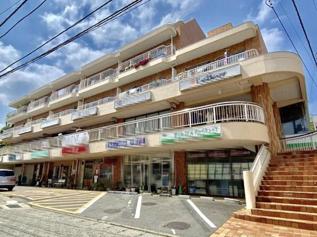 読売ランド前の事務所仕様店舗物件の外観