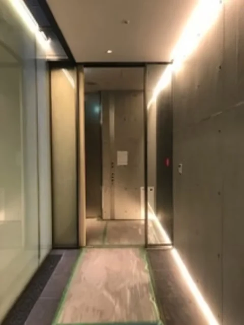 新富町のスケルトン物件のエントランス