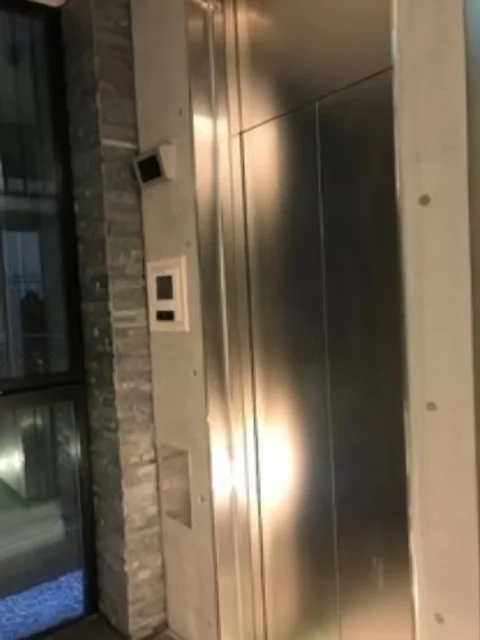 新富町のスケルトン店舗物件のエントランス