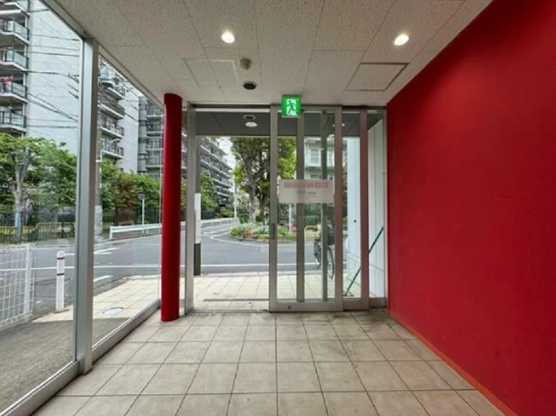 武蔵新田の事務所仕様店舗物件のエントランス