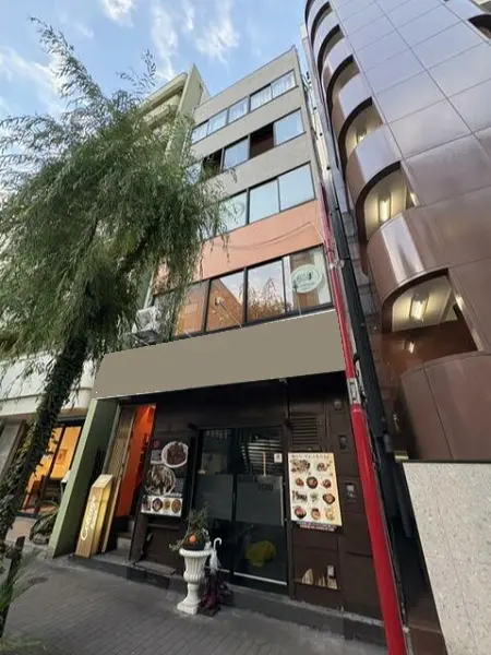 新富町の居抜き店舗のエントランス