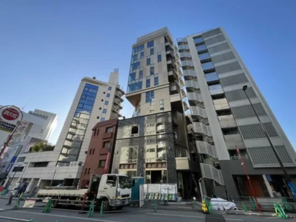 外苑前のスケルトン店舗物件の外観