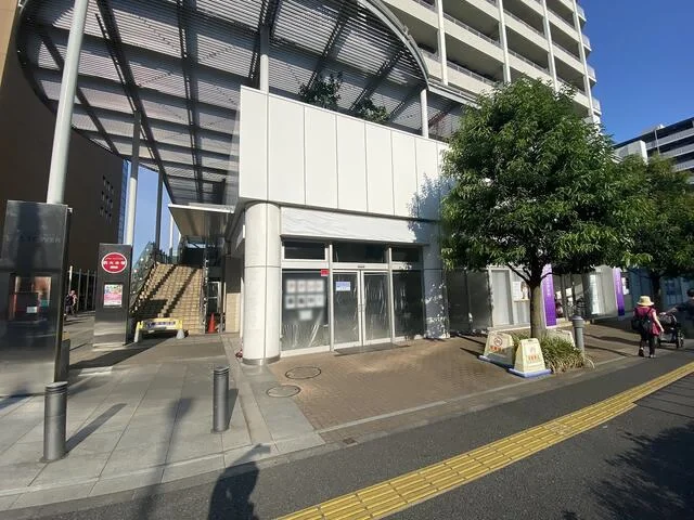 貸店舗(スケルトン)のエントランス