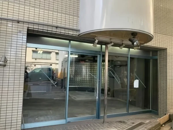 貸店舗(事務所仕様)のエントランス