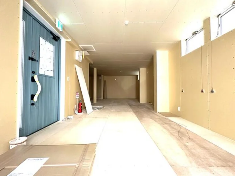 鵠沼海岸のスケルトン店舗物件の内装