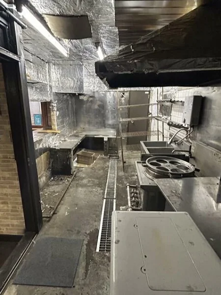 信濃町のビストロ・洋食居抜きの厨房