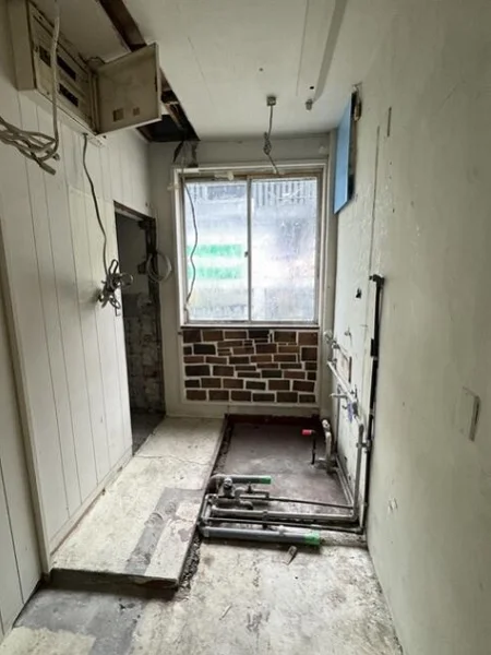 阪東橋のスケルトン店舗物件の内装