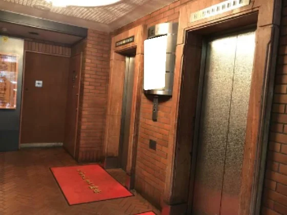 貸店舗(スケルトン)のエントランス