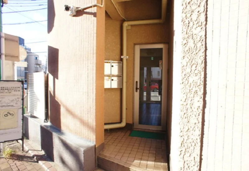 長原のスケルトン物件のエントランス