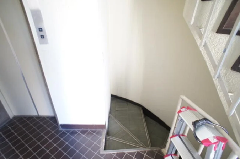 貸店舗(スケルトン)のエントランス