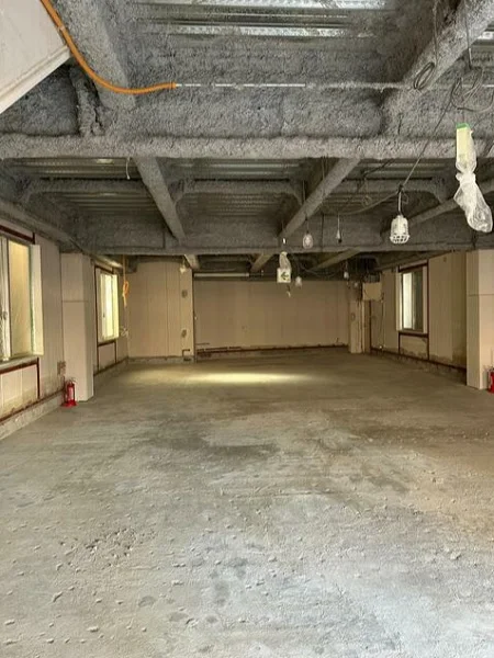 一橋学園のスケルトン店舗物件の内装