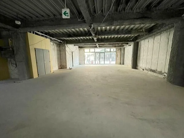本厚木のスケルトン店舗物件の内装