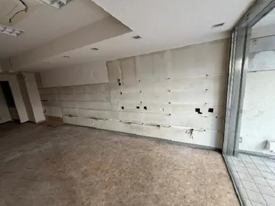 日暮里のスケルトン店舗物件の内装