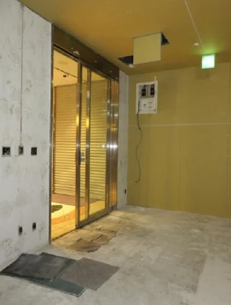 新横浜のスケルトン店舗物件のエントランス