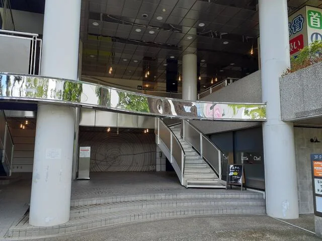 貸店舗(スケルトン)のエントランス