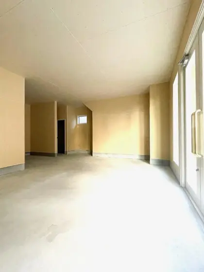 赤土小学校前のスケルトン物件の内装