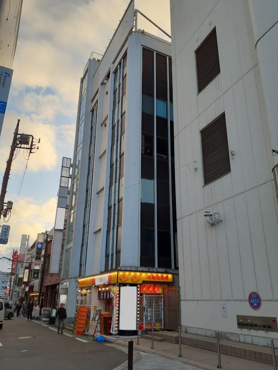 本厚木のスケルトン店舗物件の外観