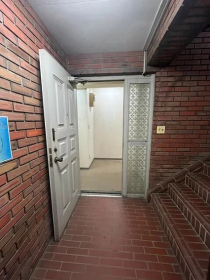 能見台のスケルトン店舗物件のエントランス